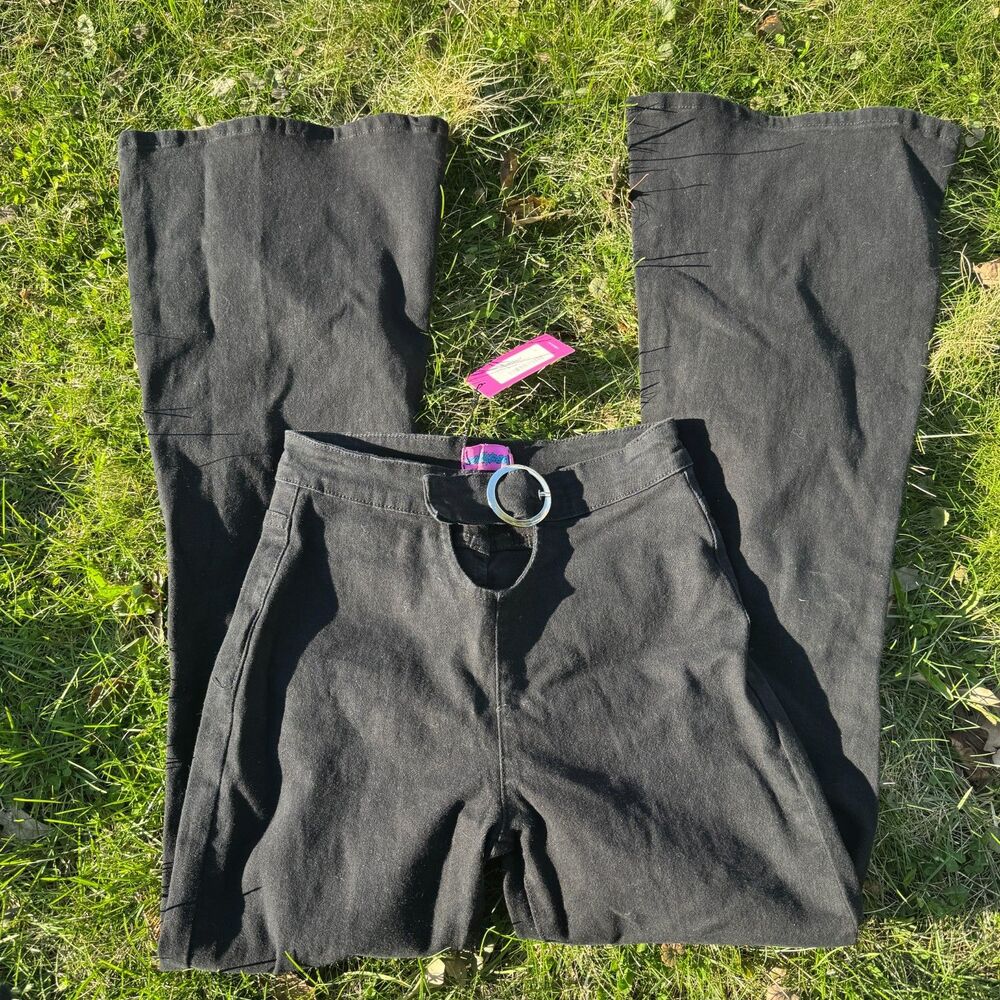 NWT Cut Out O-Ring Belt Black Flare